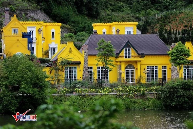 Tòa biệt thự nguy nga, sặc sỡ mọc trên đất rừng thuộc xã Minh Trí. (Ảnh Vietnamnet) Tòa biệt thự nguy nga, sặc sỡ mọc trên đất rừng thuộc xã Minh Trí. (Ảnh Vietnamnet)