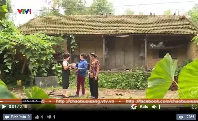 Chị Trần Thị Hoan, thôn Minh Tân bức xúc trả lời phóng viên VTV. (Ảnh cắt từ clip của VTV)