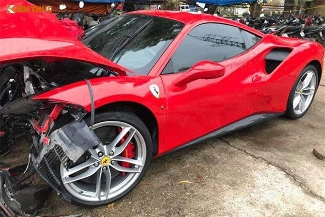 Siêu xe Ferrari 488 GTB của Tuấn Hưng gặp tai nạn. Ảnh: Kiến thức.
