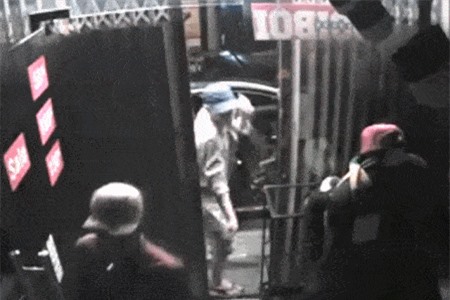 Clip: Băng nhóm ‘đánh’ ô tô đi trộm tài sản của cửa hàng thời trang