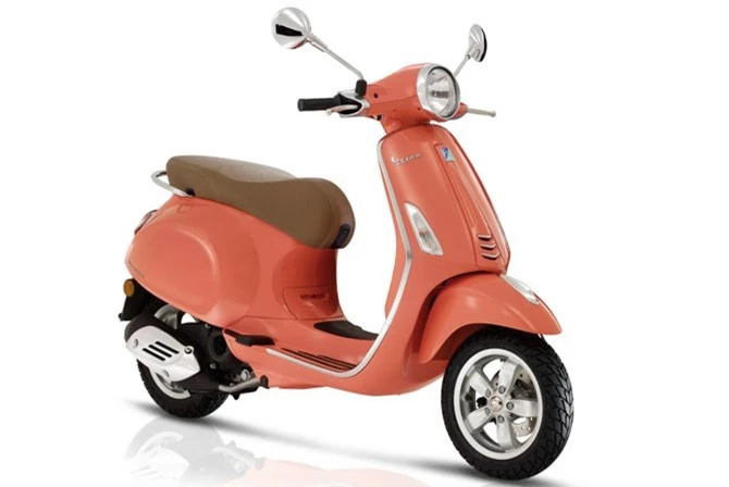 Vespa Primavera (giá khởi điểm: 70,9 triệu đồng).