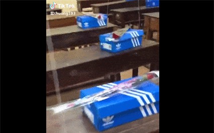 Clip: Cười 'té ngửa' với màn tặng quà 20/10 'cực chất' của các nam sinh 