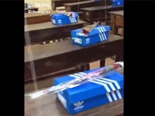 Clip: Cười 'té ngửa' với màn tặng quà 20/10 'cực chất' của các nam sinh