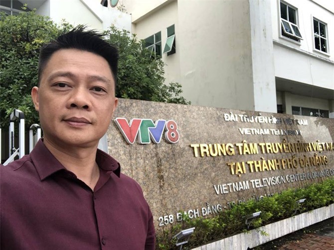 BTV Trần Quang Minh khóc chia tay VTV6 để vào Đà Nẵng