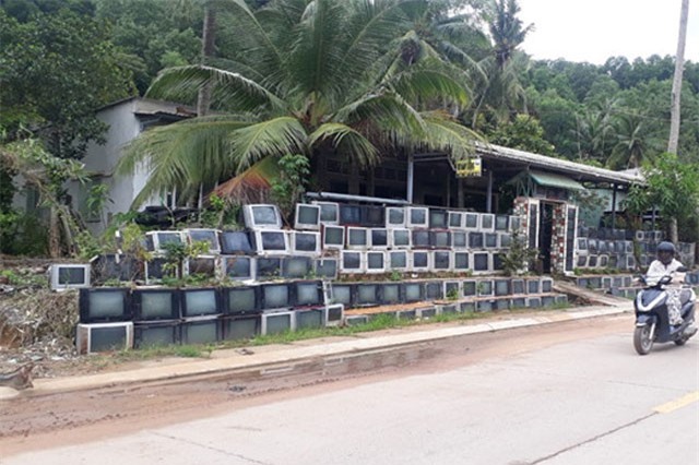 Ông lão Phú Quốc dựng hàng trăm vỏ tivi làm hàng rào 'độc nhất' miền Tây