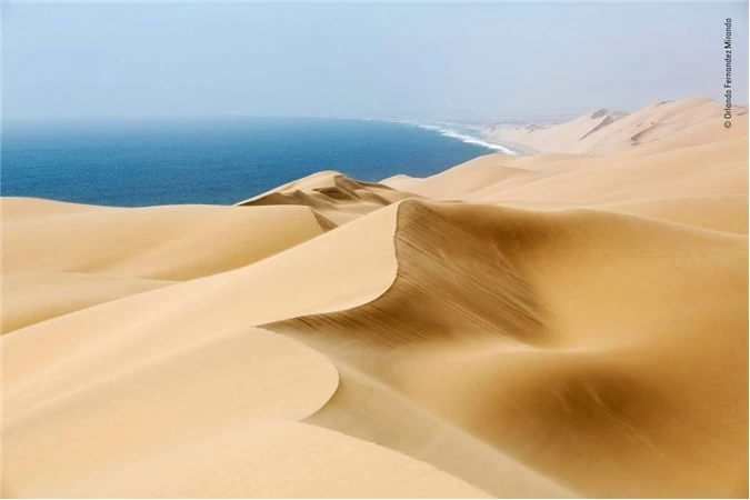 Đồi cát lộng gió biển. Ảnh: Orlando Fernandez Miranda, Tây Ban Nha – Giải nhất hạng mục môi trường Trái Đất.