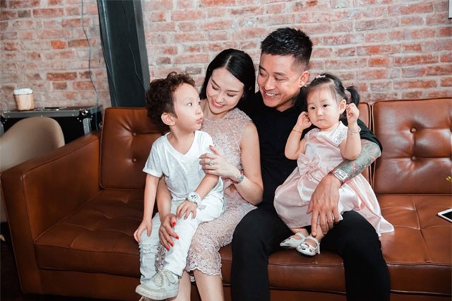 Tuấn Hưng được bà xã xinh đẹp “tặng quà” đặc biệt sau sự cố hủy show và tai nạn xe hơi