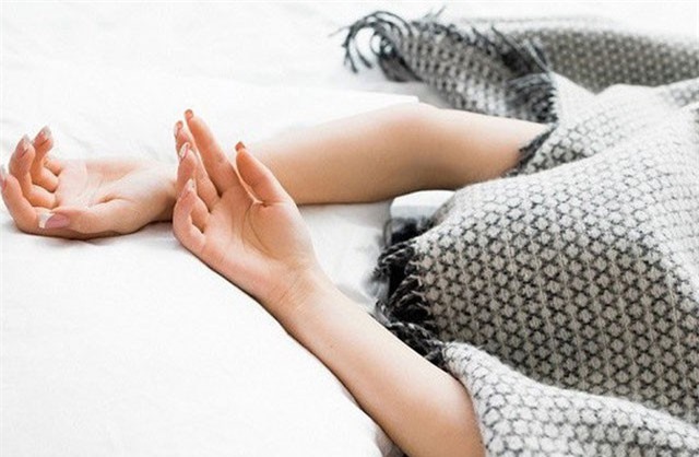 Nguy hiểm “chết người” từ thói quen trùm chăn kín đầu khi ngủ