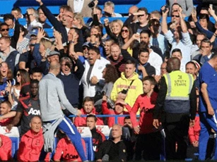 Clip: Mourinho suýt choảng nhau với trợ lý HLV Chelsea