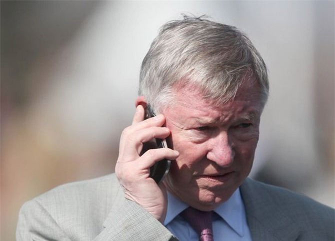 Ai đã buộc Sir Alex Ferguson phải rời M.U hồi Hè 2013?