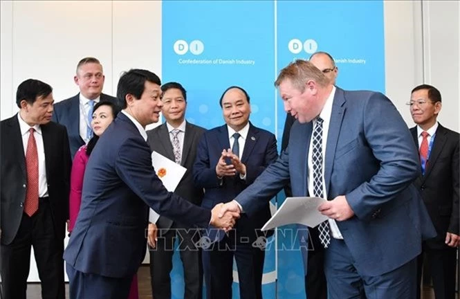 Trong ảnh: Thủ tướng Nguyễn Xuân Phúc chứng kiến Lễ ký kết các văn bản thoả thuận hợp tác giữa doanh nghiệp hai nước. Ảnh: Thống Nhất – TTXVN