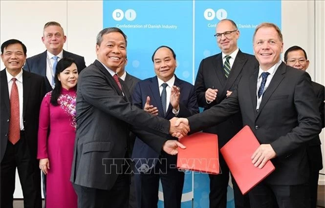Trong ảnh: Thủ tướng Nguyễn Xuân Phúc chứng kiến Lễ ký kết các văn bản thoả thuận hợp tác giữa doanh nghiệp hai nước. Ảnh: Thống Nhất – TTXVN