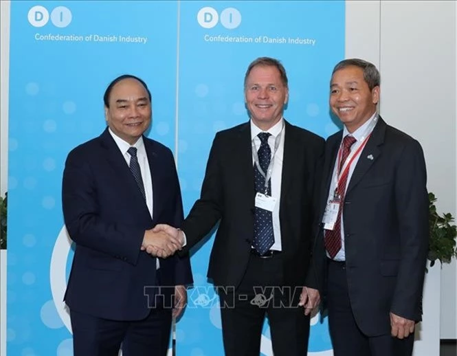 Trong ảnh: Lãnh đạo Liên đoàn Công nghiệp Đan Mạch (giữa) đón Thủ tướng Nguyễn Xuân Phúc đến dự Tọa đàm. Ảnh: Thống Nhất – TTXVN