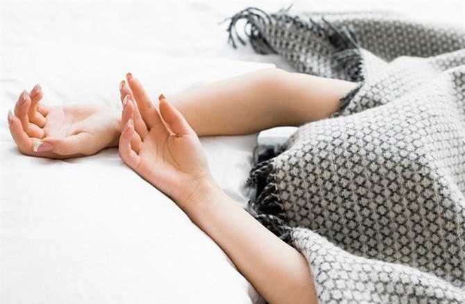 Nguy hiểm “chết người” từ thói quen trùm chăn kín đầu khi ngủ