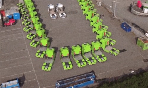 Clip: Cận cảnh dàn xe tải màu xanh đọt chuối ‘độc nhất vô nhị’