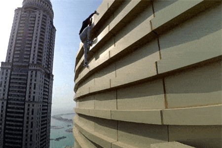 Clip: Liều mạng leo trèo trên tòa nhà 77 tầng ở Dubai