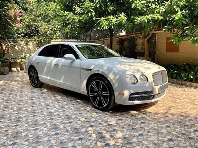 Sau 5 năm, Bentley Flying Spur rẻ như Mercedes-Benz S560 sắp ra mắt. Sau khi đồng hành cùng chủ nhân trên tổng quãng đường khoảng 12.000 km, Bentley Flying Spur chính thức lên sàn xe cũ với giá bán ngang ngửa mẫu Mercedes-Benz S560 sắp được bán ra tại thị trường Việt Nam trong thời gian tới. (CHI TIẾT)