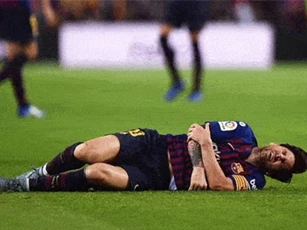 Clip: Cận cảnh pha va chạm khiến Messi bị gãy tay