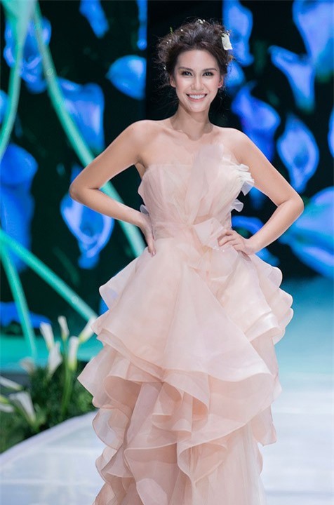 Hoa hậu Đỗ Mỹ Linh đọ sắc cùng Hoa hậu Trái đất khi diện váy cưới