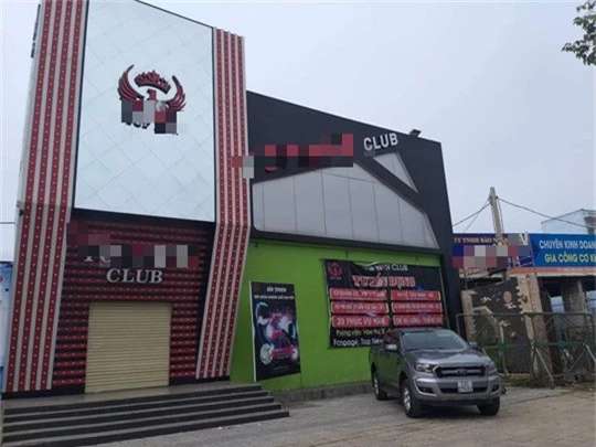 Nhân viên quán bar bị sát hại ở Bà Rịa - Vũng Tàu. Vừa bước ra khỏi quán bar T.N.Club (TP Bà Rịa), anh Võ Thanh Tú bị 2 thanh niên đâm chết. (CHI TIẾT)