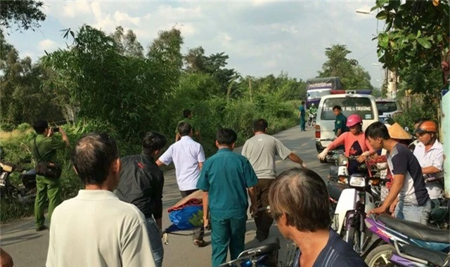 Nghi án xông vào nhà nghỉ đánh ghen, đâm chết tình địch. Người đàn ông cùng một phụ nữ đang ở bên trong nhà nghỉ thì bất ngờ bị nhóm người xông vào hành hung, rút dao đâm người đàn ông tử vong. (CHI TIẾT)