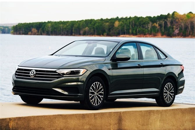 4. Volkswagen Jetta 2019 (giá khởi điểm: 19.395 USD).