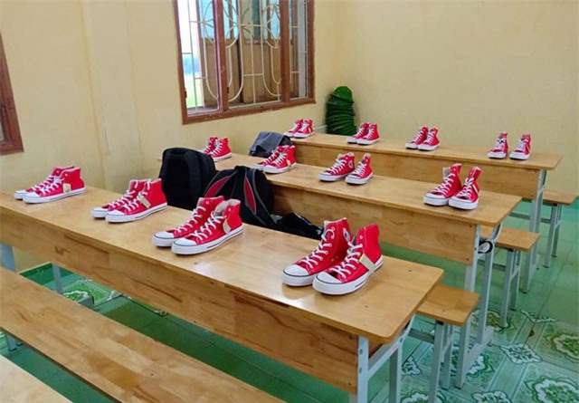 Xôn xao bức ảnh lớp học rich kids tặng 20/10 các bạn nữ mỗi người một đôi giày Converse 