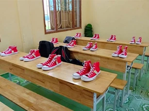 Xôn xao bức ảnh lớp học rich kids tặng 20/10 các bạn nữ mỗi người một đôi giày Converse