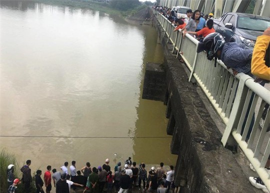Nam sinh lớp 9 bỏ xe đạp trên cầu, nhảy xuống sông tự tử