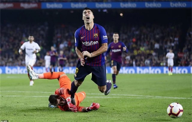 
Luis Suarez kiếm về quả phạt đền...
