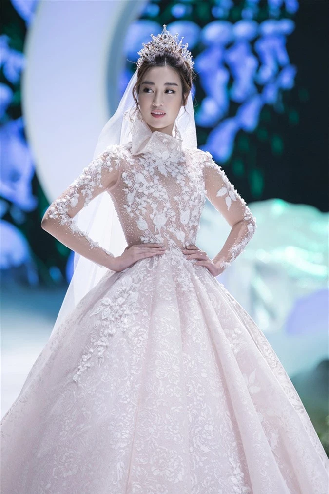 Hoa hậu Đỗ Mỹ Linh đọ sắc cùng Hoa hậu Trái đất khi diện váy cưới