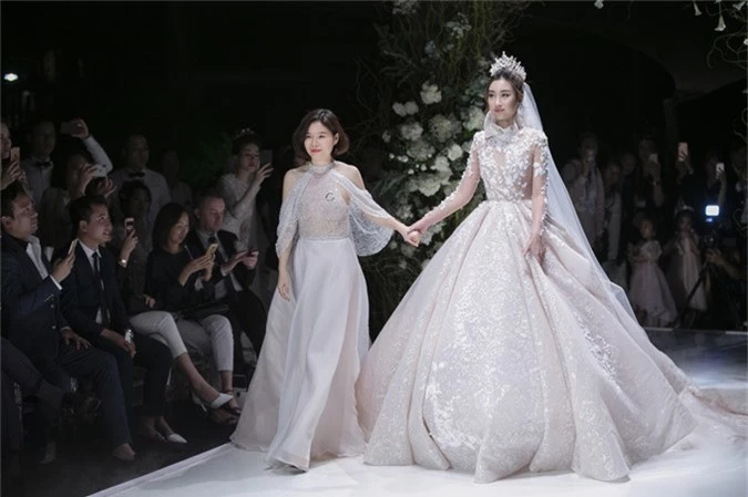 Hoa hậu Đỗ Mỹ Linh đọ sắc cùng Hoa hậu Trái đất khi diện váy cưới
