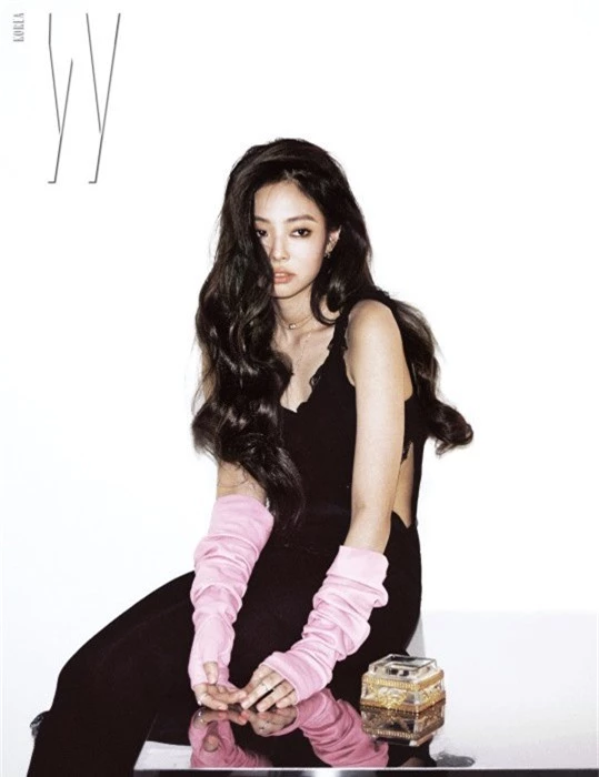 Jennie (Black Pink) lấp ló đôi gò bồng đảo, đẹp sang chảnh như tiểu thư tài phiệt trên tạp chí danh tiếng - Ảnh 2.