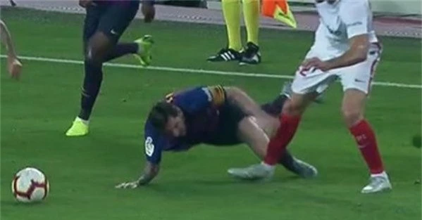 
Pha tiếp đất dẫn tới chấn thương của Messi
