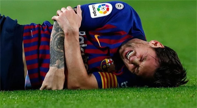 
Messi ôm tay đau đớn
