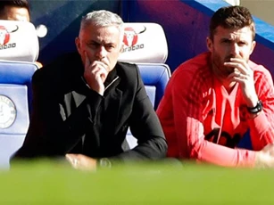 HLV Mourinho nói gì sau khi đánh rơi chiến thắng trước Chelsea?