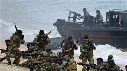 
Các binh sĩ tham gia cuộc tập trận Trident Juncture của NATO hồi năm 2015. Ảnh: AFP.
