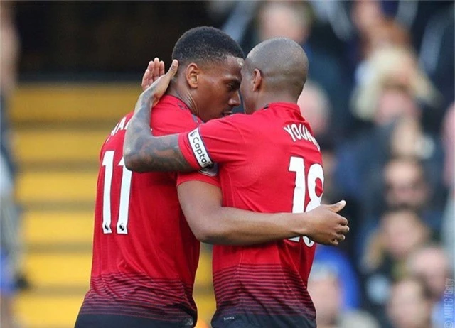 Martial (trái) có cú đúp quan trọng cho Man Utd