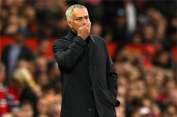 Mourinho và Man Utd gần như đã có thể chạm tay vào chiến thắng tại Stamford Bridge