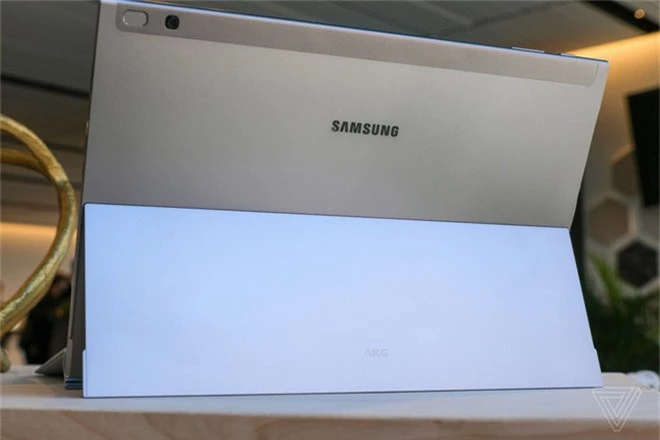 Samsung ra mắt Galaxy Book 2: Tablet Windows 10 có kết nối 4G, màn hình Super AMOLED 12 inch, pin 20 giờ, giá 1.000 USD kèm bàn phím và bút - Ảnh 2.