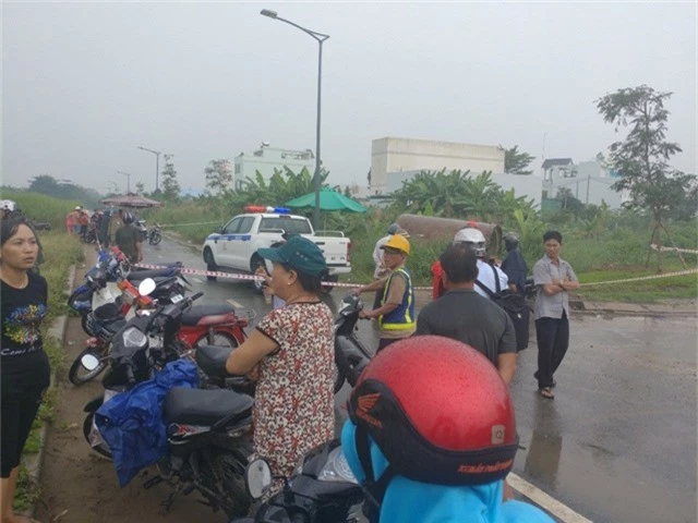 Cơ quan công an phong tỏa hiện trường để điều vụ nam thanh niên mặc đồng phục GrabBike nghi bị cướp giết hại