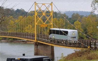 Clip: 'Thót tim' với cây cầu 70 năm tuổi 'gồng mình' khi xe buýt quá tải chạy qua