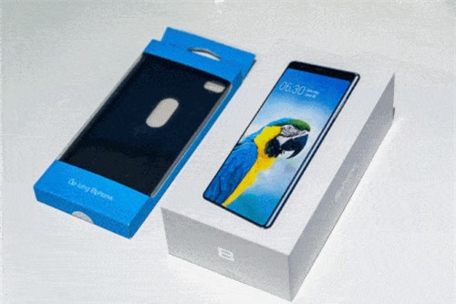 Clip: Mở hộp Bphone 3 Pro giá 9,99 triệu tại Việt Nam