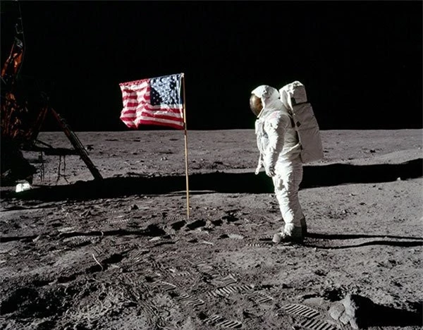 Lá cơ mà phi hành gia Mỹ cắm trên Mặt trăng.