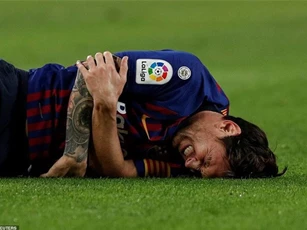 Barcelona 4-2 Sevilla: Messi chói sáng và chấn thương