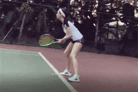 Clip: Khoe tài chơi tennis, nhưng người ta lại chú ý đến Ngọc Trinh ở thứ khác