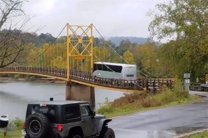 Clip: 'Thót tim' với cây cầu 70 năm tuổi 'gồng mình' khi xe buýt quá tải chạy qua. Đây là hình ảnh cầu Beaver ở Arkansas (Mỹ), 70 năm tuổi, có giới hạn chịu tải 10 tấn. Clip ghi lại cảnh chiếc xe buýt nặng hàng chục tấn 'bất chấp' vượt qua cầu dù đã có biển báo giới hạn trọng tải. Mặt cầu võng xuống, tưởng như sắp gãy khi xe buýt chạy qua. (CHI TIẾT)