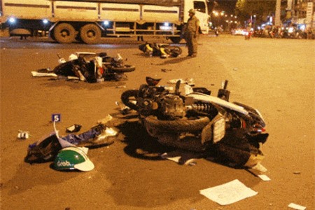 Clip: Hiện trường vụ tai nạn kinh hoàng tại ngã tư Hàng Xanh