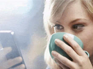 Clip: 9 nguy cơ đáng sợ ẩn sau việc dùng smartphone quá nhiều