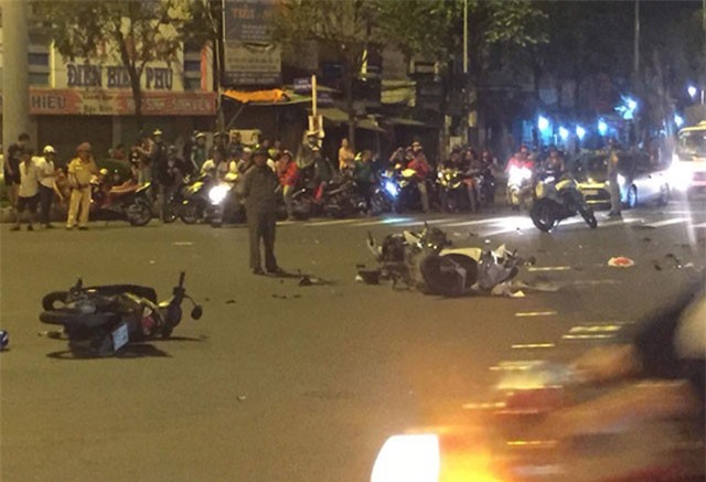 Ô tô tông xe máy văng la liệt ở Ngã tư Hàng Xanh, 1 người chết